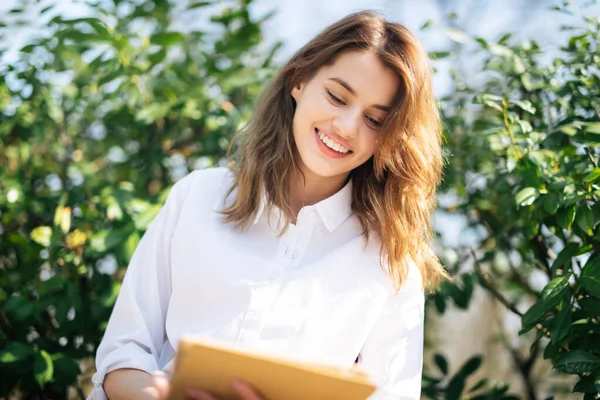 Hermosa Joven Estudiante Utilizando Tableta Ordenador Aire Libre —  Fotos de Stock