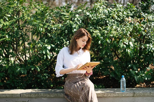 Hermosa Joven Estudiante Utilizando Tableta Ordenador Aire Libre —  Fotos de Stock