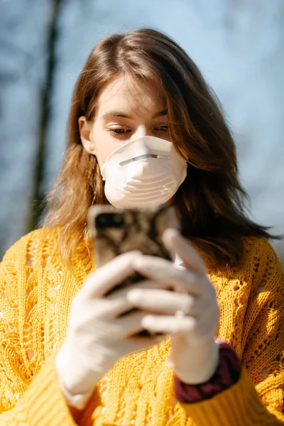 Młoda Brunetka Nosi Maskę Rękawiczki Pomocą Telefonu Parku — Zdjęcie stockowe