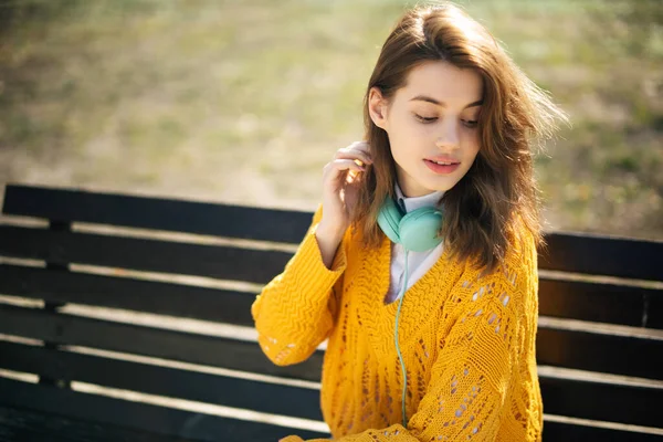 Chica Joven Con Auriculares Pasar Tiempo Parque Ciudad —  Fotos de Stock