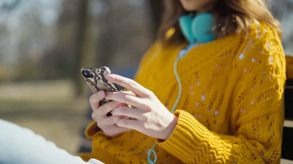 Chica Joven Con Auriculares Usando Teléfono Parque Ciudad —  Fotos de Stock