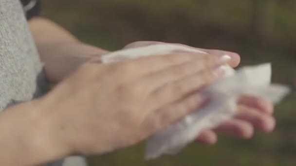 妇女用防腐剂擦拭双手 — 图库视频影像