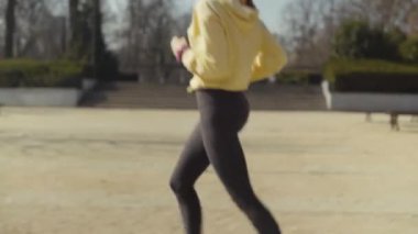 Şehir parkında koşan genç aktif kadın.