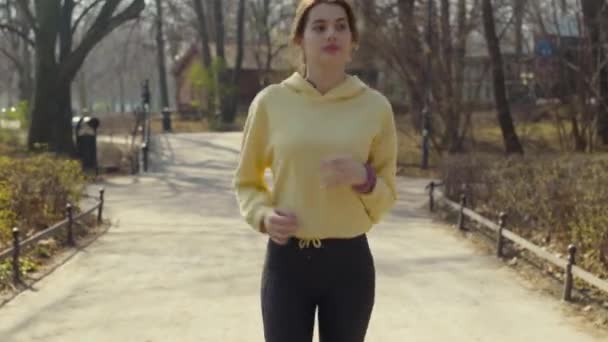 Jeune Femme Active Jogging Dans Parc Ville — Video