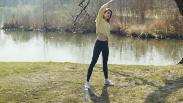 Jeune Femme Brune Faisant Des Exercices Dans Parc Municipal — Video