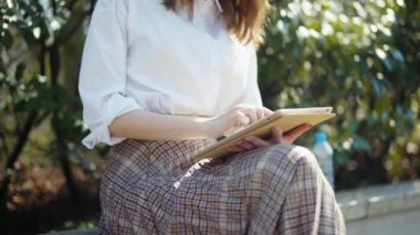 Tablet bilgisayar kullanan güzel bir kız öğrenci..