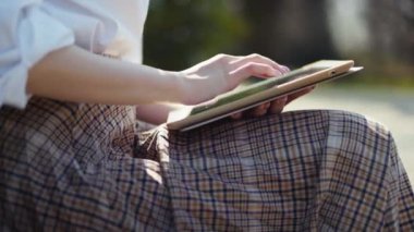 Tablet bilgisayar kullanan güzel bir kız öğrenci..