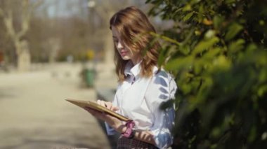 Tablet bilgisayar kullanan güzel bir kız öğrenci..