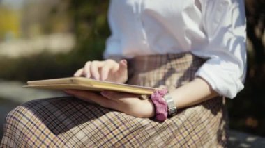 Tablet bilgisayar kullanan güzel bir kız öğrenci..