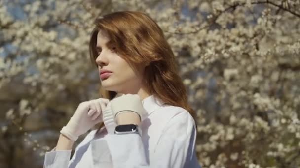 Ung Student Bär Antibakteriell Mask Stående Park Bland Blommor — Stockvideo