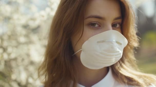 Joven Estudiante Con Máscara Antibacteriana Pie Parque Entre Flores — Vídeos de Stock