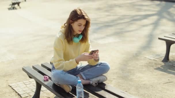 Chica Joven Con Auriculares Usando Teléfono Parque Ciudad — Vídeo de stock