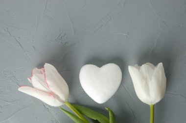 Beyaz kalp gri arka plan 