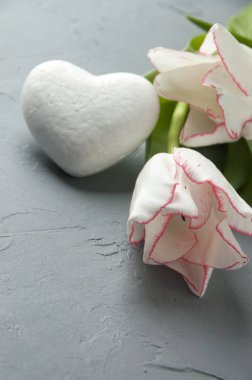 Beyaz kalp gri arka plan 