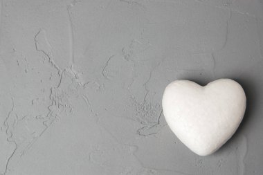 Beyaz kalp gri arka plan 