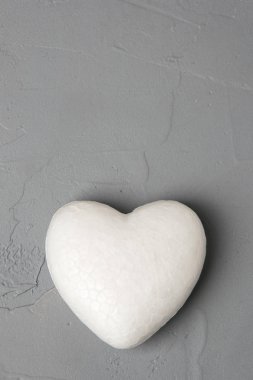 Beyaz kalp gri arka plan 