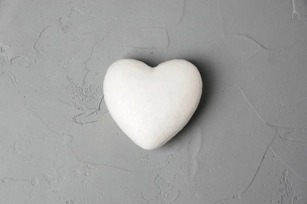 Coeur blanc fond gris — Photo