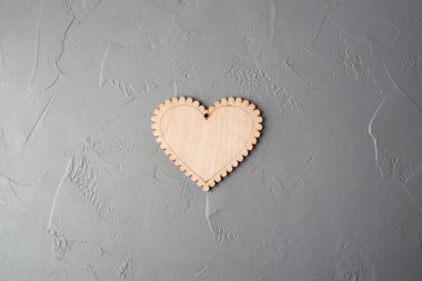 Gri arka plan üzerinde ahşap Kalpler