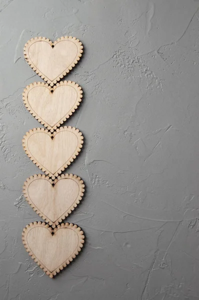 Corazones de madera sobre fondo gris —  Fotos de Stock