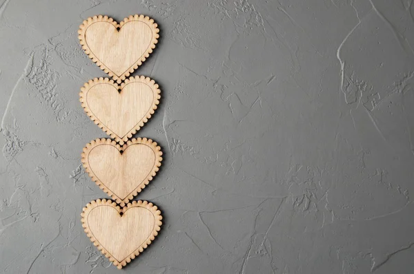 Corazones de madera sobre fondo gris — Foto de Stock