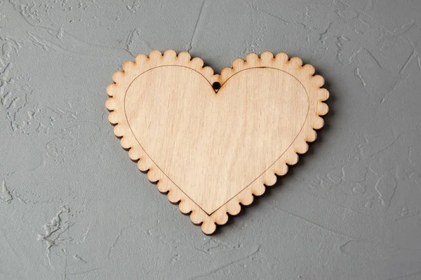 Dřevěné srdce na šedém pozadí — Stock fotografie