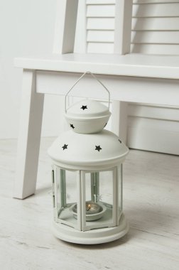 Yerdeki beyaz şamdan