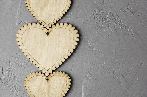 Corazones de madera en gris —  Fotos de Stock