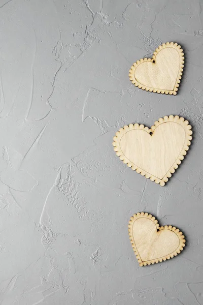 Corazones de madera en gris —  Fotos de Stock