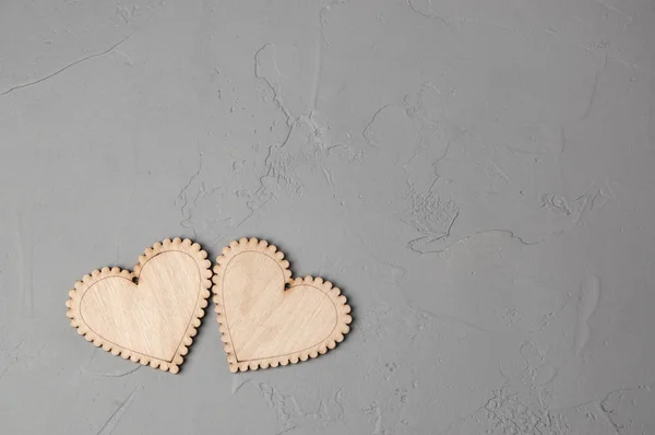 Corazones de madera en gris —  Fotos de Stock