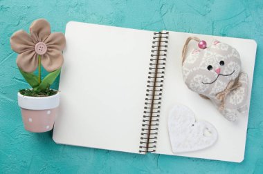 Turkuaz üstünde boş defter