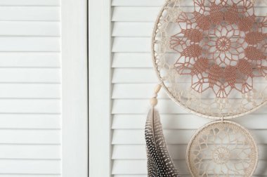 Bej kahverengi rüya yakalayıcı kapı