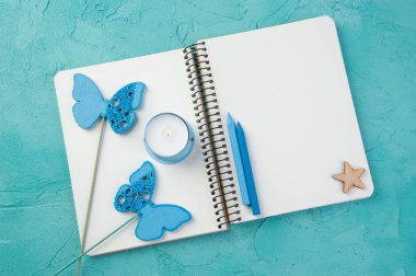 Akuamarin arka plan üstünde boş defter 