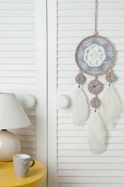 Gri beyaz rüya yakalayıcı kapı