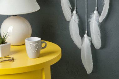 Koyu gri arka plan üzerinde yatak odası dekor