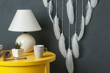 Koyu gri arka plan üzerinde yatak odası dekor