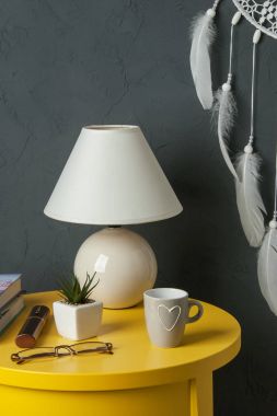 Gri arka plan üzerinde yatak odası dekor