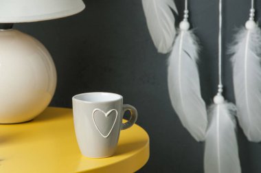 Koyu gri arka plan üzerinde yatak odası dekor