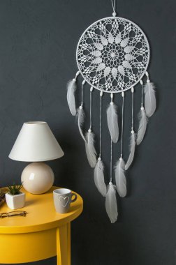 Koyu gri arka plan üzerinde beyaz rüya yakalayıcı