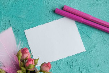 Akuamarin arka plan üstünde boş defter