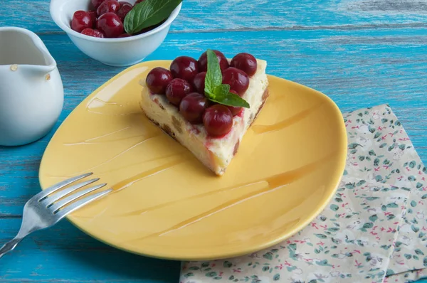 Yellow plate with a piece of cheesecake — Stock Photo, Image