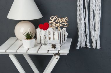 Koyu gri backfround üzerinde beyaz yatak odası dekor