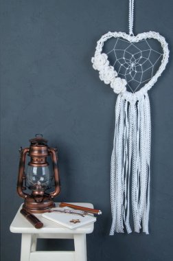 Koyu gri arka plan üzerinde yatak odası dekor