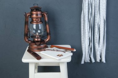 Koyu gri arka plan üzerinde yatak odası dekor