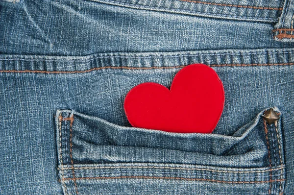 Красное сердце в кармане — стоковое фото