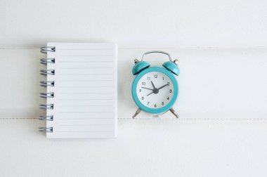 Beyaz ahşap arka plan üstünde defter