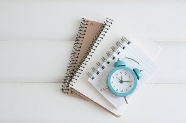 Beyaz ahşap zemin üzerinde dizüstü bilgisayarlar