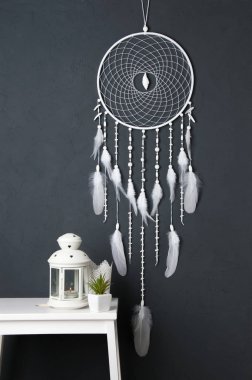 Gri beyaz rüya yakalayıcı 