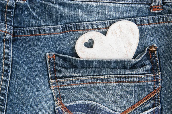 Brudny drewniane serce w kieszeni — Zdjęcie stockowe