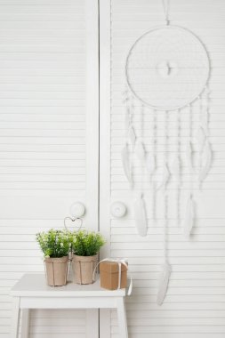 Kapı arka plan üzerinde beyaz rüya yakalayıcı