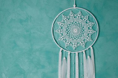 Aquamarine üzerinde beyaz rüya yakalayıcı 